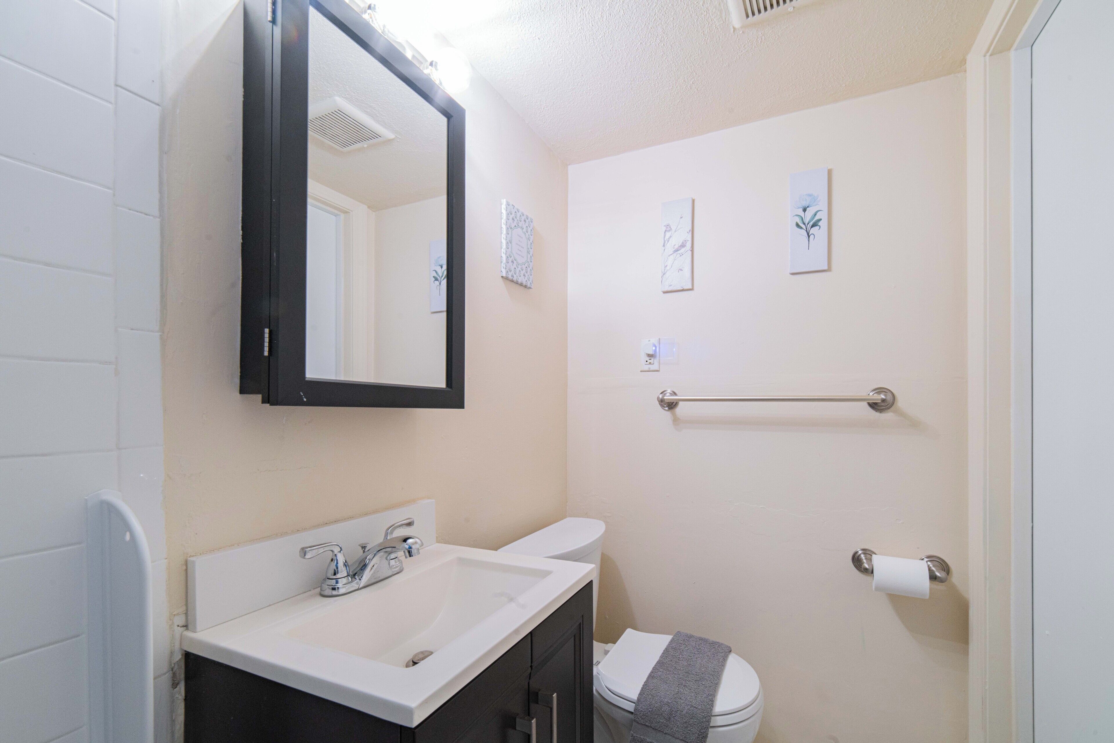 Een haardroger, handdoeken, zeep, shampoo