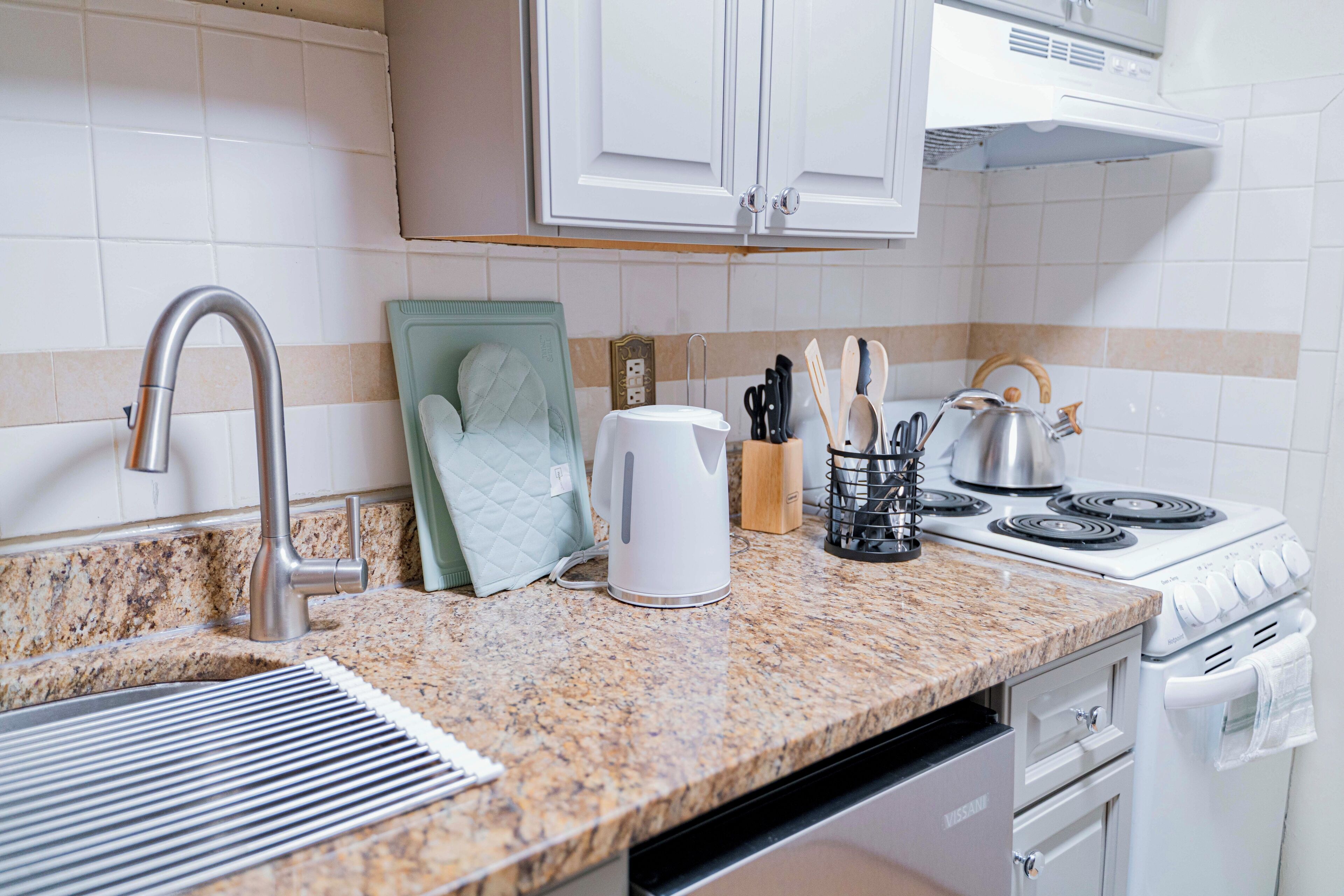 Kjøleskap, mikrobølgeovn, ovn og kokeplater