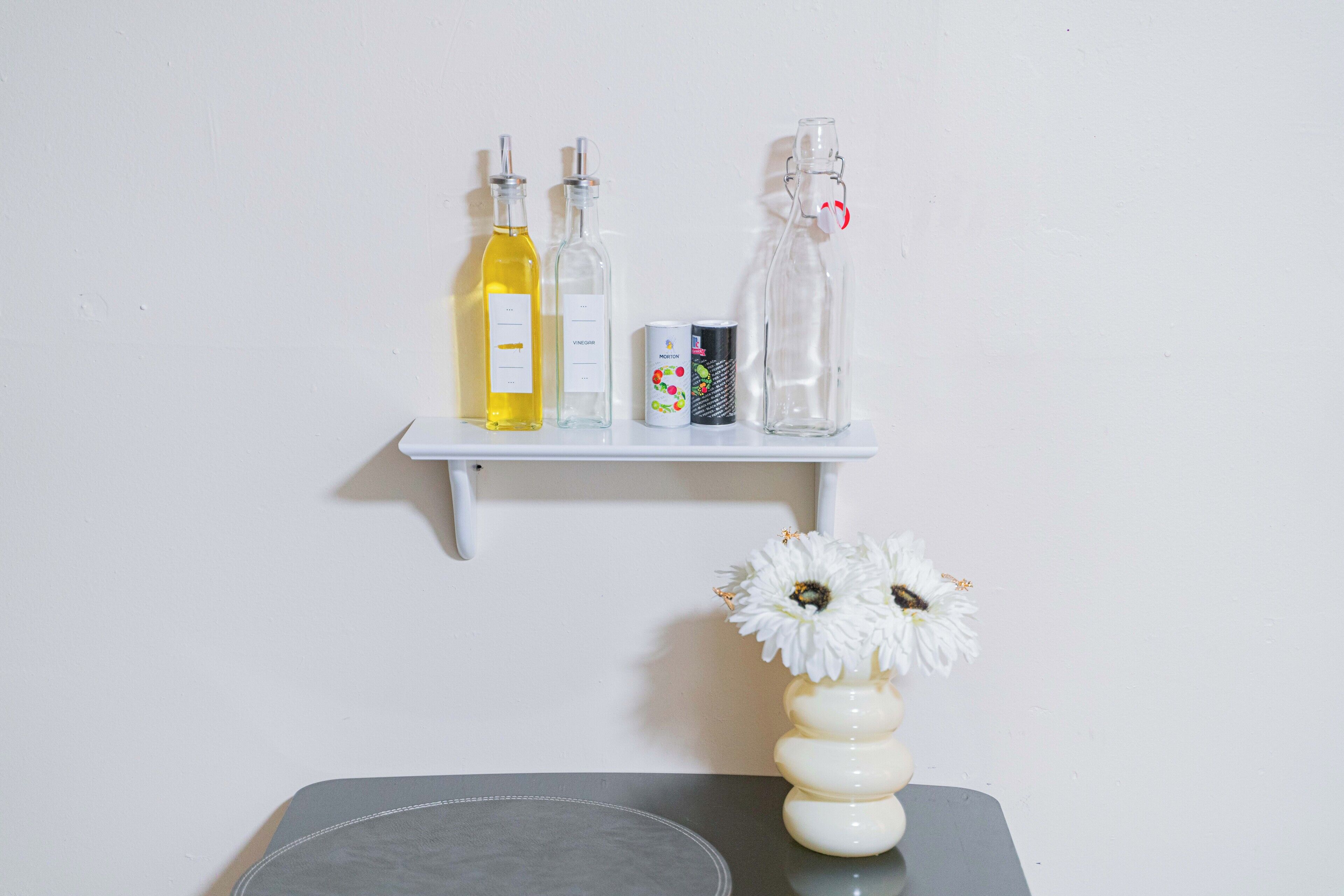 Een haardroger, handdoeken, zeep, shampoo