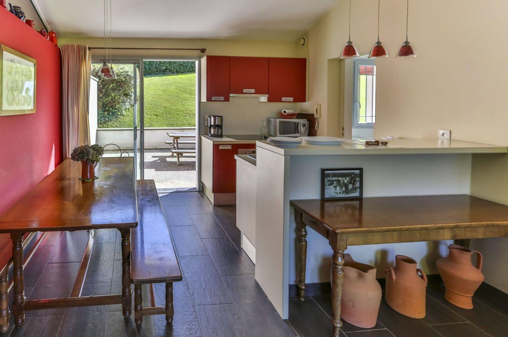 Een koelkast, een microgolfoven, een vaatwasser