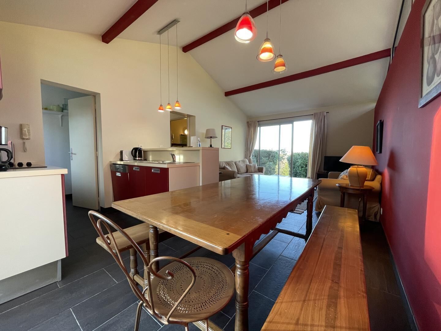Een moderne keuken met een eethoek, een bank en een televisie.