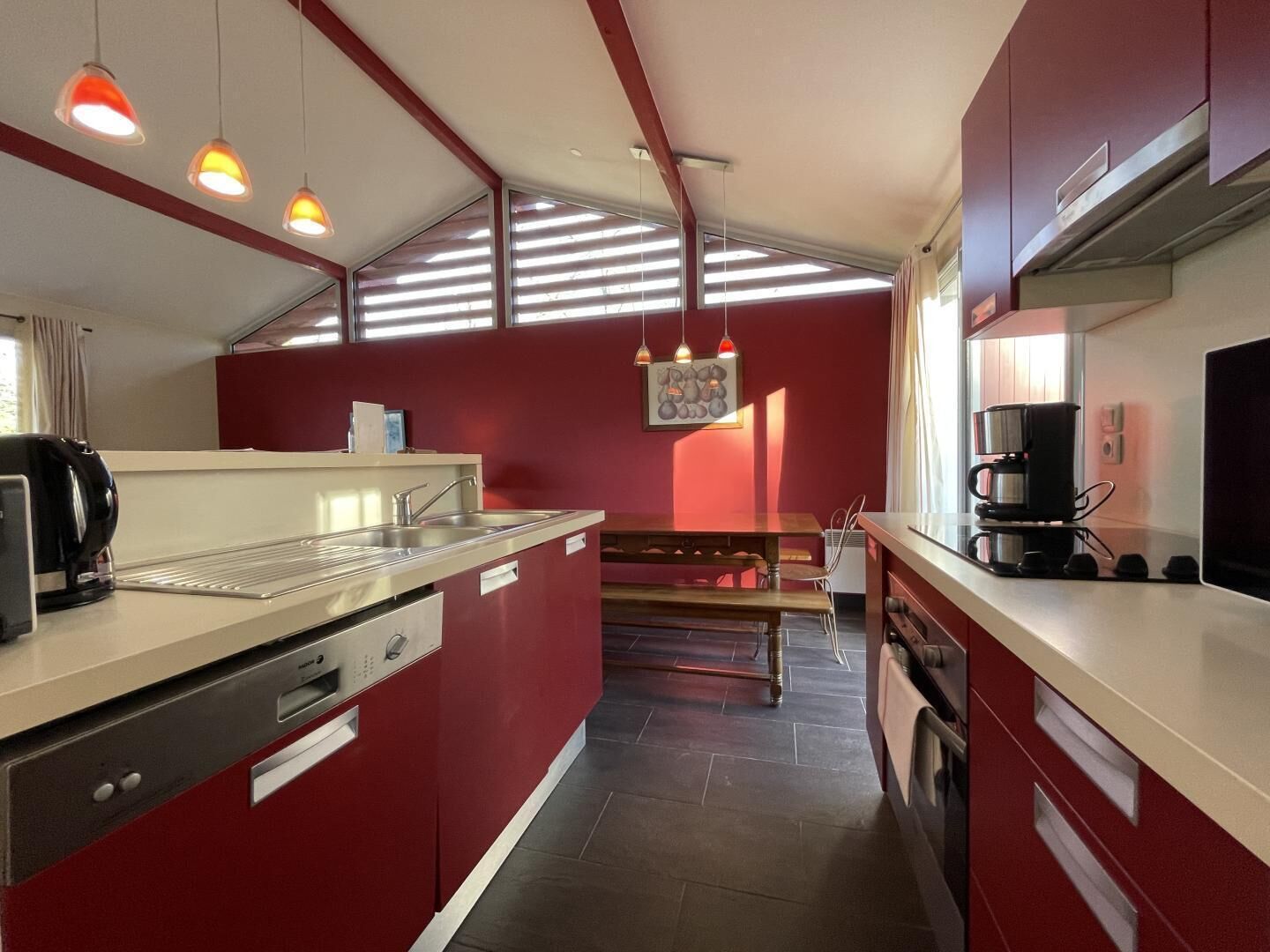 Een koelkast, een microgolfoven, een vaatwasser