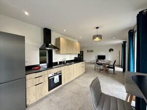 Kühlschrank, Mikrowelle, Geschirrspüler