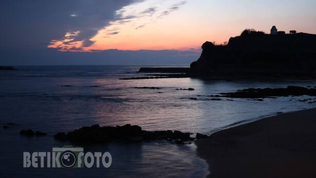A coastal sunset with a silhouette of a cliff and a building. - IRIBURU-BERRIA - SARE (SARE)