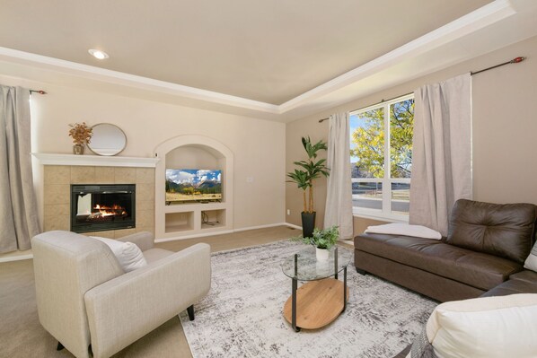 Living area - Charming 3-bedroom house in Lovely Loveland close to lots of fun (Loveland)