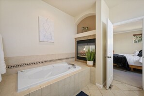 Hair dryer, towels, soap, toilet paper - Charming 3-bedroom house in Lovely Loveland close to lots of fun (Loveland)