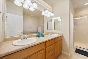 مجففات شعر، مناشف، صابون، ورق حمّام