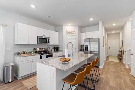 Private kitchen. Winter getaway-HOT TUB! Mins to Golf & Beach
