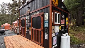 Tienda de campaña clásica, 1 cama Queen size, vista a la montaña | Baño | Regadera, toallas, jabón, shampoo