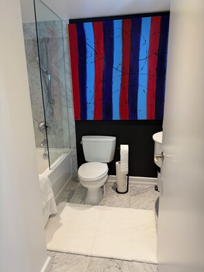 Serviettes fournies, savon, papier toilette