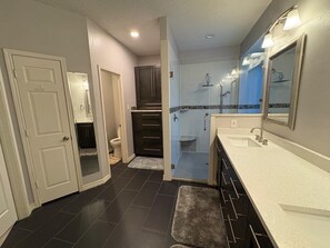 Shower, hair dryer, towels, soap - Soothing 4-bedroom house with AC in charming Plano (Plano)