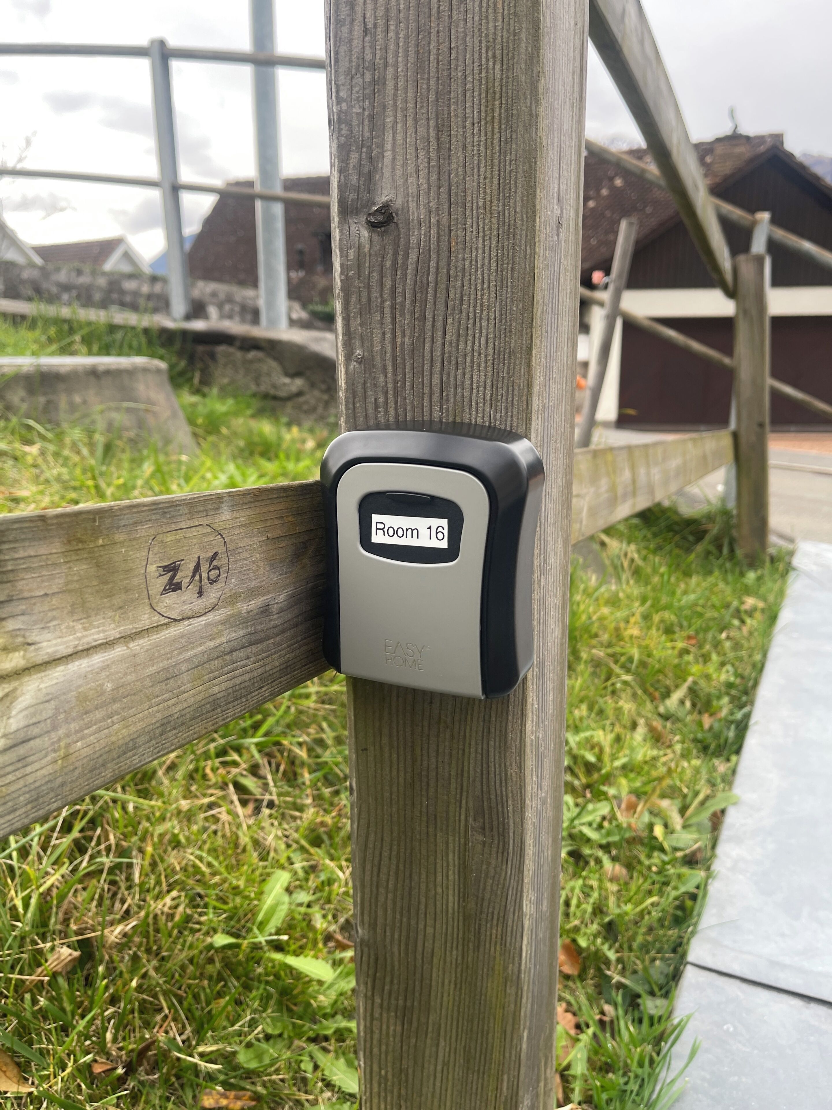 Een houten paal met een bordje met het nummer 'Kamer 16' en het merk 'EASY HOME'.