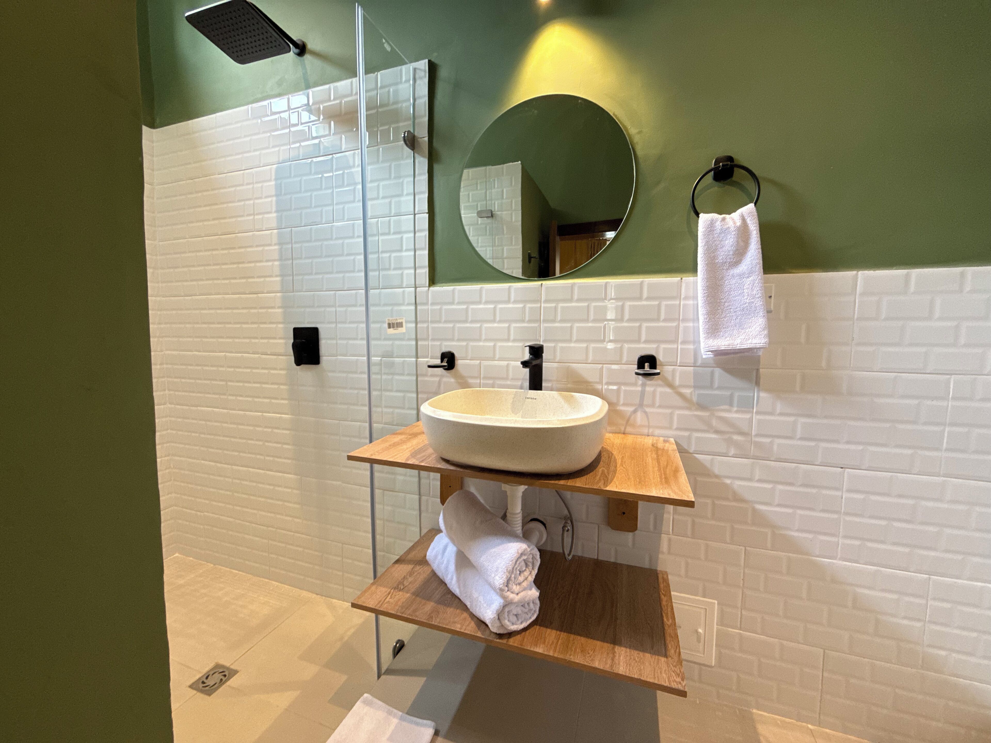 Standaard tweepersoonskamer | Badkamer | Een douche, handdoeken, zeep, shampoo