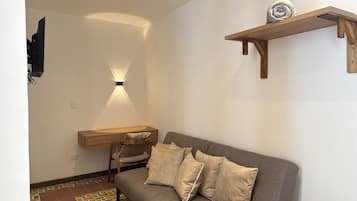 Standard Triple Room, Courtyard View | Living area