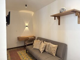 Standard Triple Room, Courtyard View | Living area