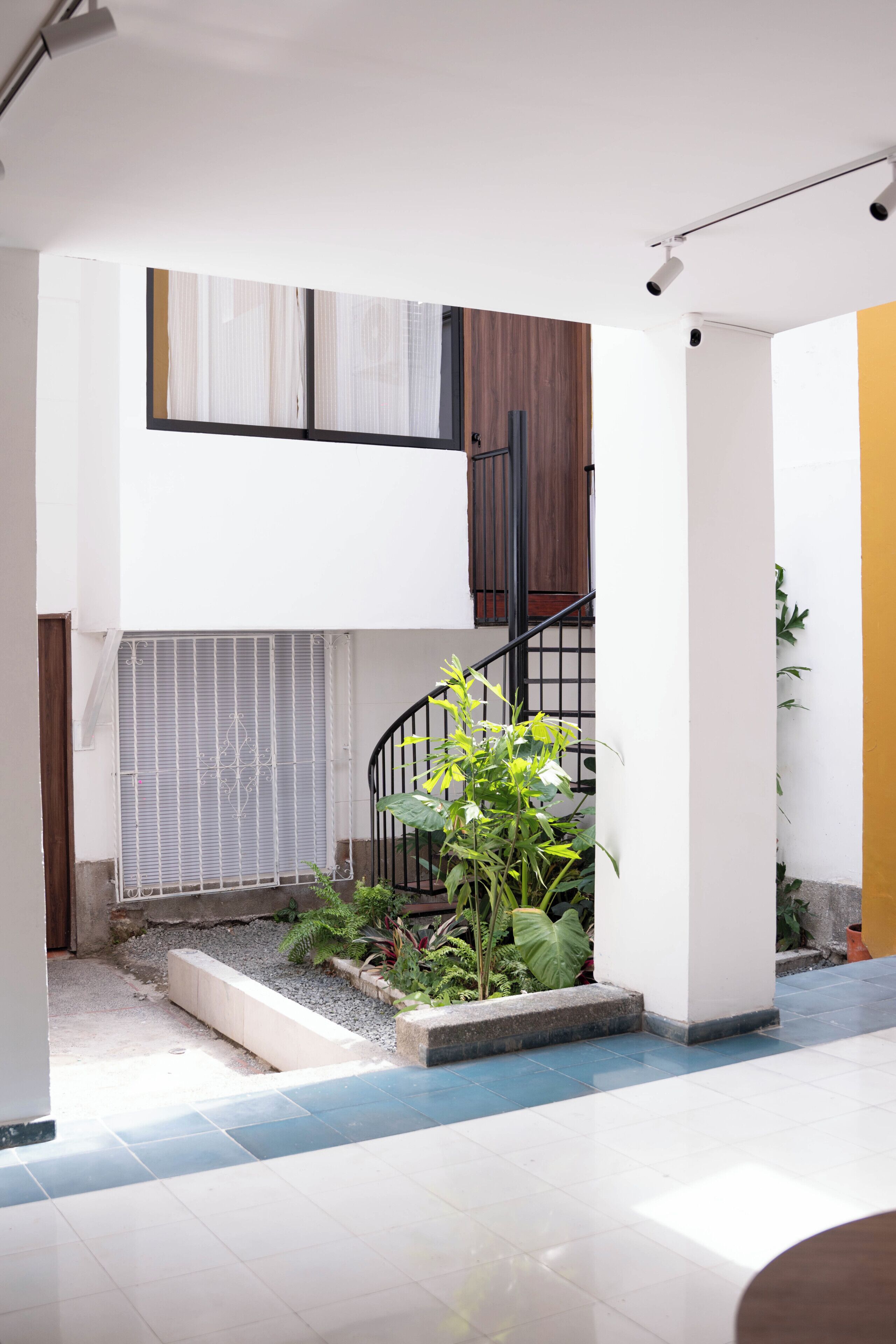 Standard Triple Room, Courtyard View | Desk, free WiFi