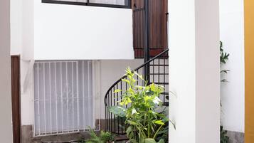 Standard Triple Room, Courtyard View | Desk, free WiFi