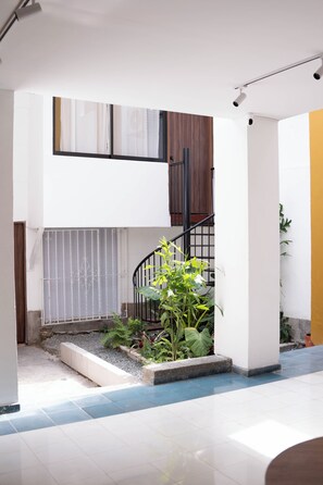Habitación triple estándar, vistas al patio | Escritorio y wifi gratis