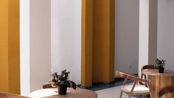 Standard Triple Room, Courtyard View | Living area