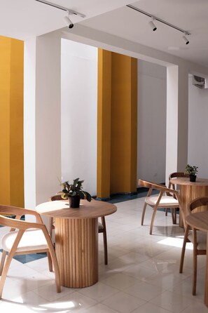 Habitación triple estándar, vistas al patio | Zona de estar