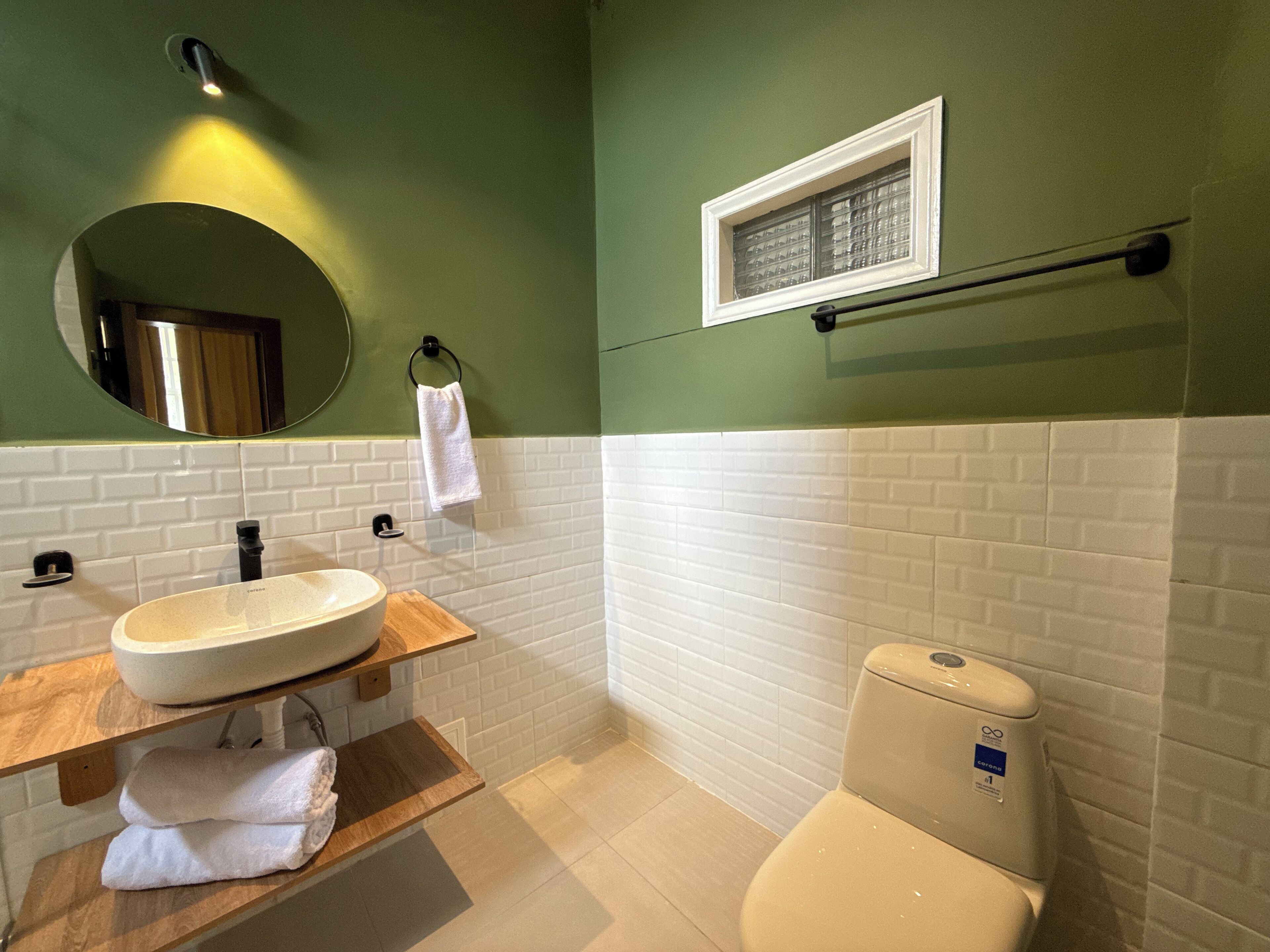 Standaard tweepersoonskamer | Badkamer | Een douche, handdoeken, zeep, shampoo