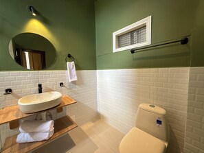 Standard Double Room | Bilik Mandi | Pancuran mandi, tuala disediakan, sabun, syampu 