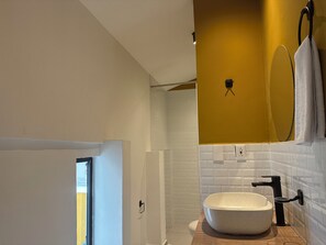 Standard Triple Room, Courtyard View | Bathroom - Hotel B&B Nativo Peñon (Cali)