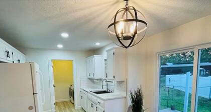 Charming 2-bedroom condo in lovely Springfield with AC