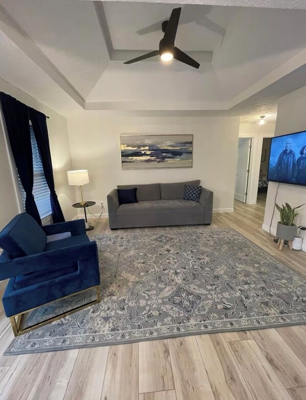 Smart TV - Charming 2-bedroom condo in lovely Springfield with AC (Springfield)