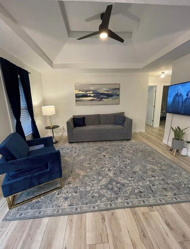Charming 2-bedroom condo in lovely Springfield with AC