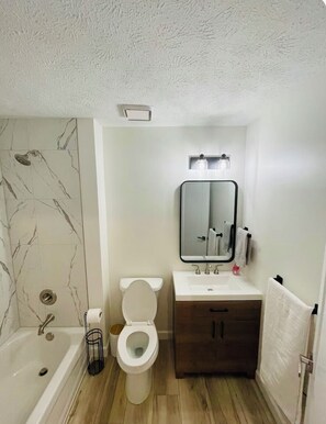 Shower, hair dryer, towels, soap - Charming 2-bedroom condo in lovely Springfield with AC (Springfield)