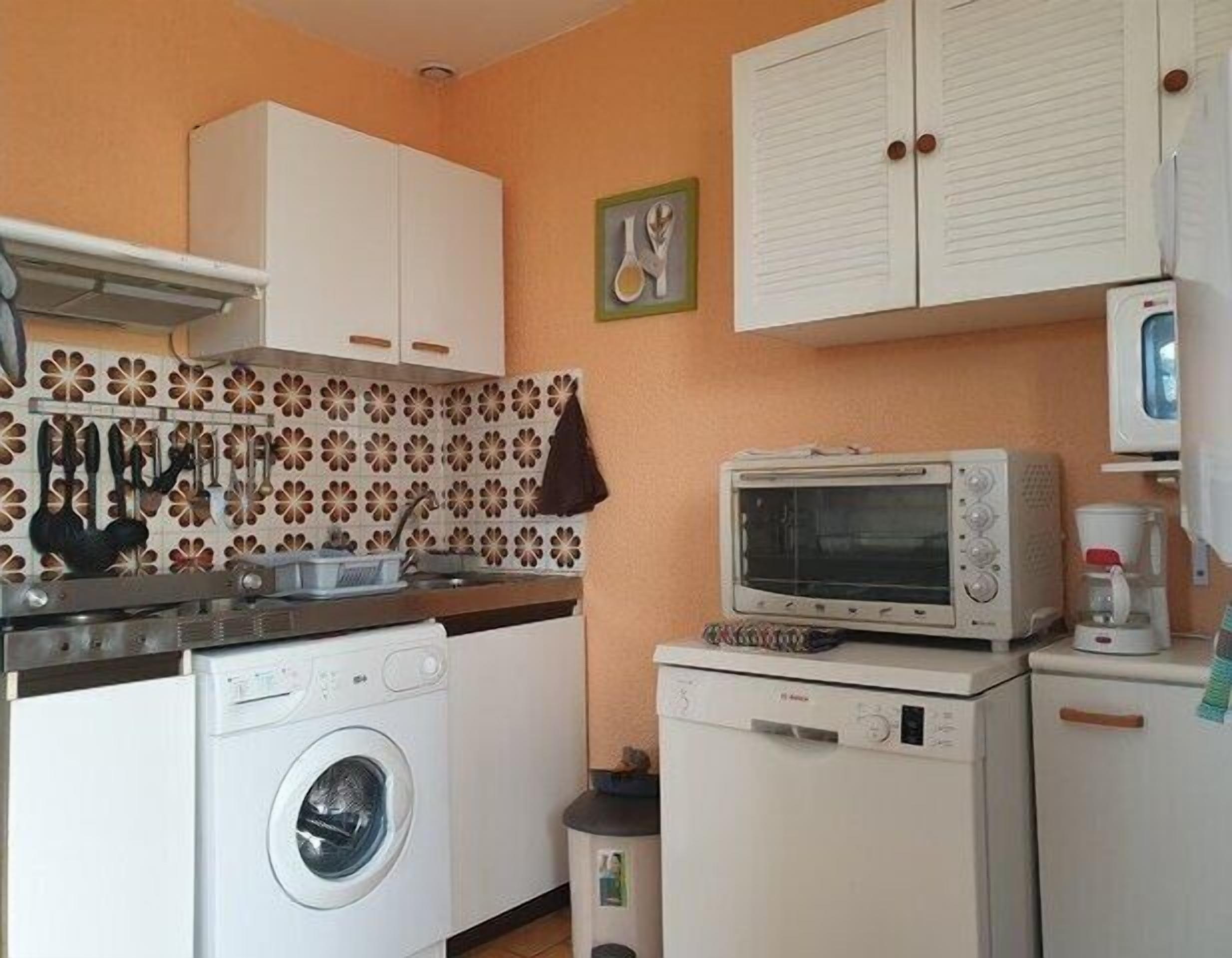 Een koelkast, een microgolfoven, een oven, een vaatwasser