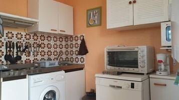 Een koelkast, een microgolfoven, een oven, een vaatwasser