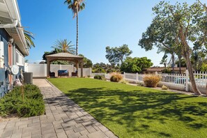 Property grounds - Family Oasis, Sleeps 8, Hot Tub, Near the Beach, EV Charger (La Mesa)