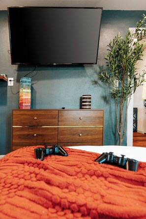 4 bedrooms, desk, iron/ironing board, travel crib - Family Oasis, Sleeps 8, Hot Tub, Near the Beach, EV Charger (La Mesa)