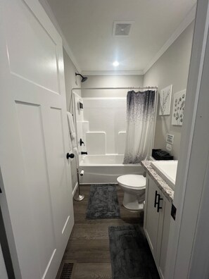 Douche, séchoir à cheveux, serviettes fournies, savon
