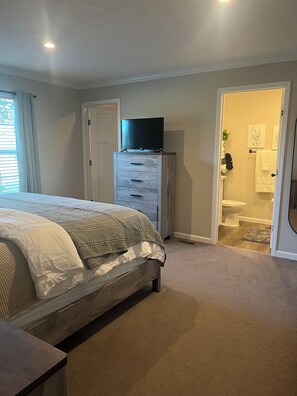 3 soverom, strykejern/-brett, internettilgang og sengetøy