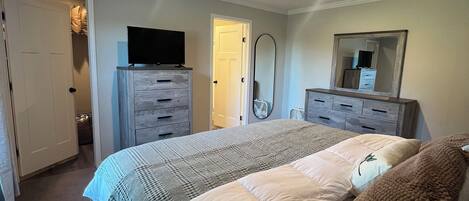 3 slaapkamers, een strijkplank/strijkijzer, internet, beddengoed