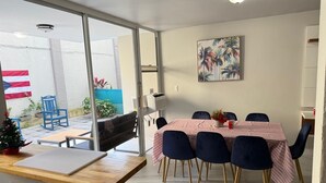 En matplats med ett bord dukat för sex personer, en trädisk och utsikt över omgivningen.
