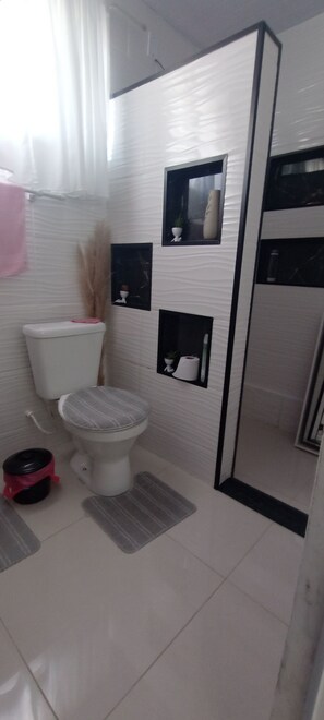 Hiustenkuivaaja, pyyhkeet, saippua, vessapaperi