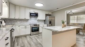 Frigorífic, microones, placa de cuina i rentaplats