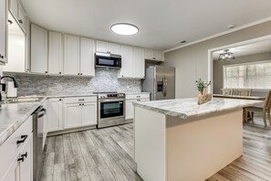 Fridge, microwave, stovetop, dishwasher - Great for Families! Remodeled Jackson Home (Jackson)