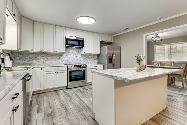 Fridge, microwave, stovetop, dishwasher