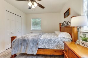 3 bedrooms, iron/ironing board, travel cot, Internet