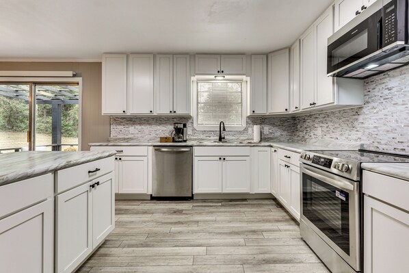 Fridge, microwave, stovetop, dishwasher