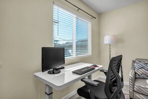 Interior - Stylish 2-Bedroom Apartment in Downey (Downey)