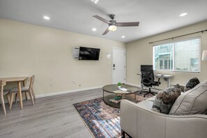 TV - Stylish 2-Bedroom Apartment in Downey (Downey)