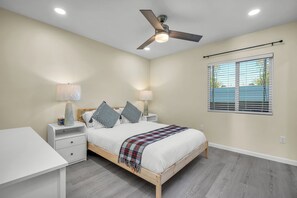 2 bedrooms, desk, iron/ironing board, free WiFi - Stylish 2-Bedroom Apartment in Downey (Downey)