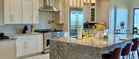 Mikrobølgeovn, ovn, kokeplater og oppvaskmaskin