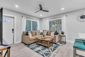 Smart TV - Gulf Gate Retreat | Private Back Yard + Grill (Sarasota)